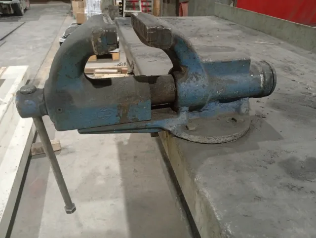 Mesa de trabajo metálica robusta