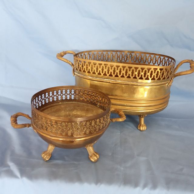 Coppia di antichi vasi metallici dorati