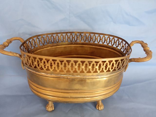 Coppia di antichi vasi metallici dorati