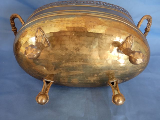 Coppia di antichi vasi metallici dorati