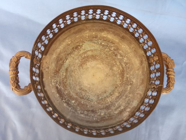 Coppia di antichi vasi metallici dorati