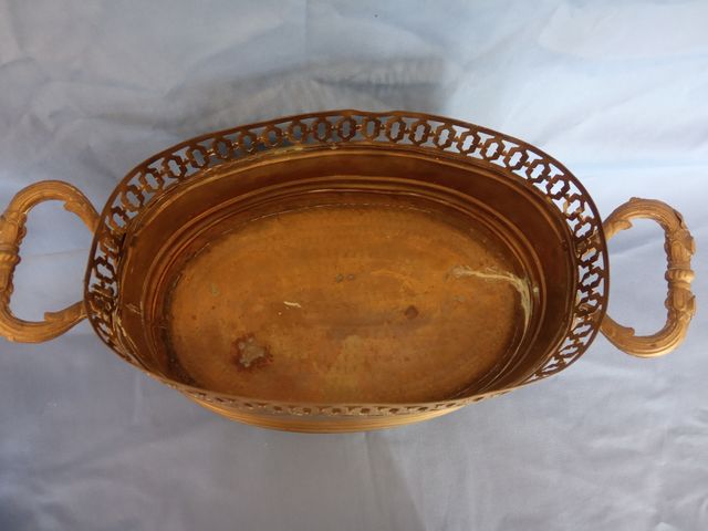 Coppia di antichi vasi metallici dorati