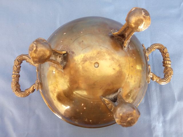 Coppia di antichi vasi metallici dorati