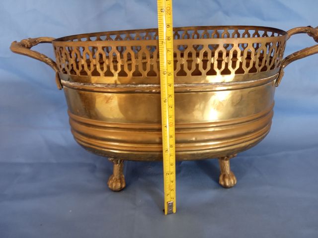 Coppia di antichi vasi metallici dorati