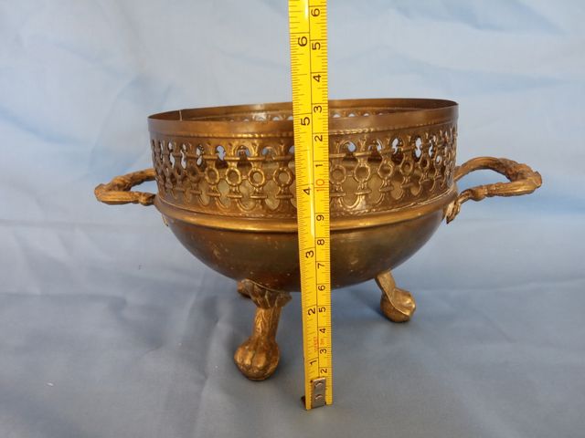 Coppia di antichi vasi metallici dorati