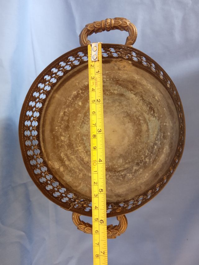 Coppia di antichi vasi metallici dorati