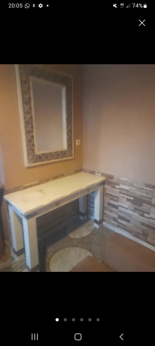 Mesa de madera con espejo