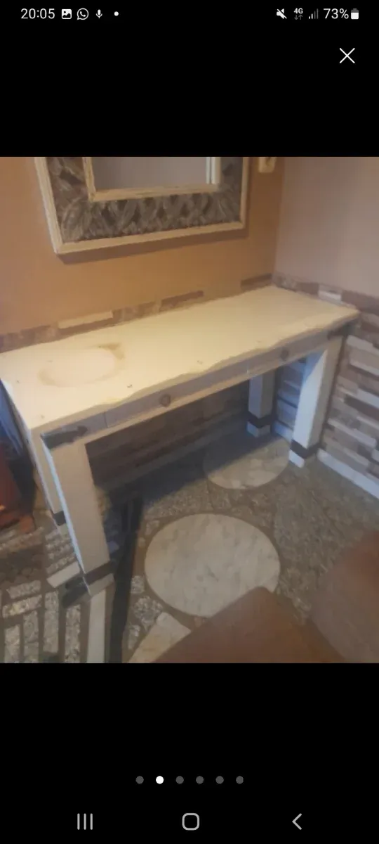 Mesa de madera con espejo