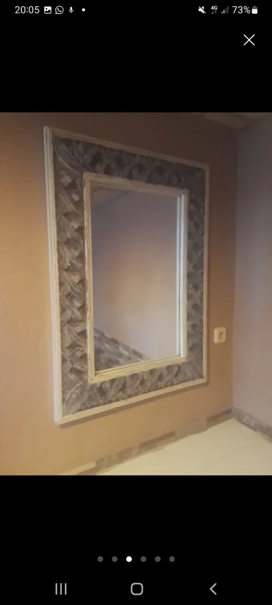 Mesa de madera con espejo