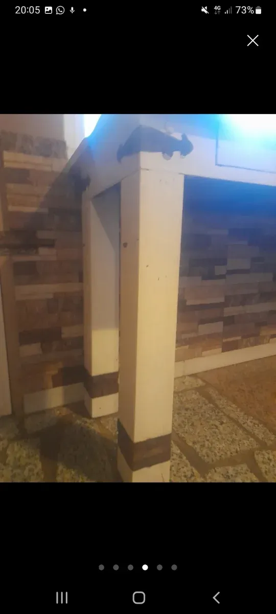 Mesa de madera con espejo