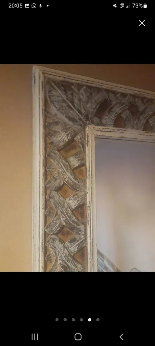 Mesa de madera con espejo