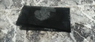 Pañuelo negro con estampado floral gris