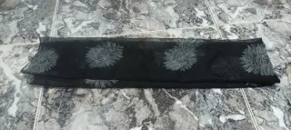 Pañuelo negro con estampado floral gris