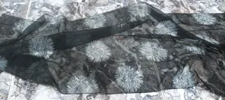 Pañuelo negro con estampado floral gris