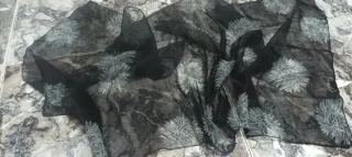 Pañuelo negro con estampado floral gris
