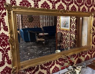 Espejo antiguo dorado con marco tallado