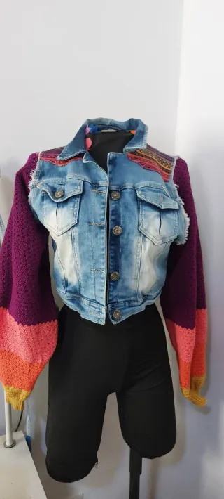 Chaqueta vaquera personalizada mangas crochet