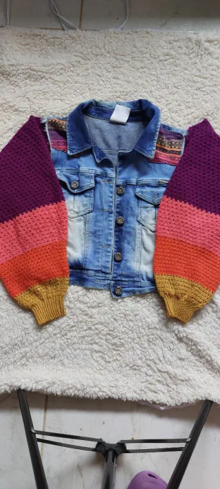Chaqueta vaquera personalizada mangas crochet