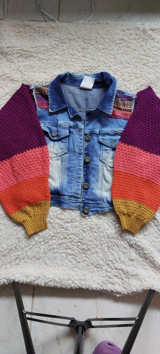 Chaqueta vaquera personalizada mangas crochet