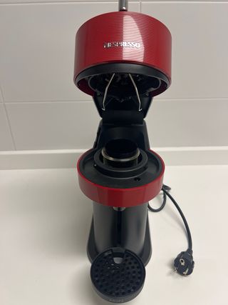 Cafetera Nespresso Vertuo Roja Impecable