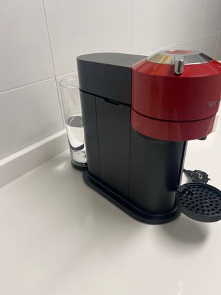 Cafetera Nespresso Vertuo Roja Impecable