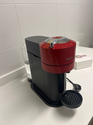 Cafetera Nespresso Vertuo Roja Impecable