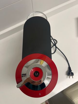 Cafetera Nespresso Vertuo Roja Impecable