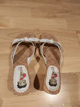 Sandalias Betty Boop Beige y Blancas