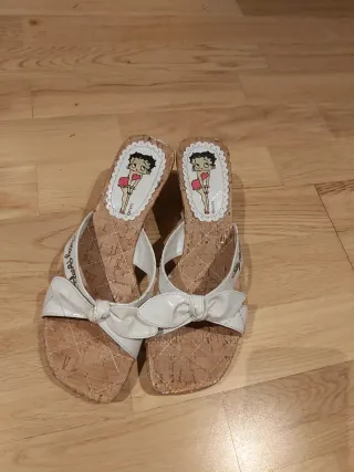 Sandalias Betty Boop Beige y Blancas