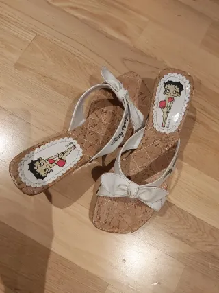 Sandalias Betty Boop Beige y Blancas