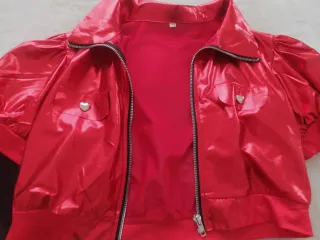 Disfraz rojo con corazón roto