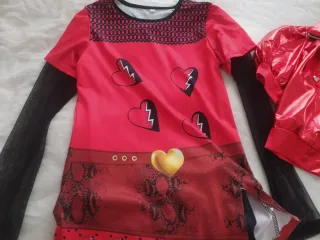 Disfraz rojo con corazón roto