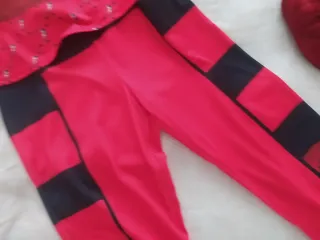 Disfraz rojo con corazón roto