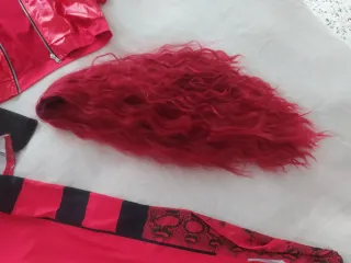 Disfraz rojo con corazón roto