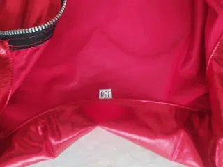 Disfraz rojo con corazón roto