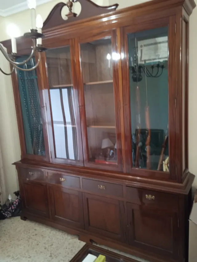 Escopetero de caoba con vitrina central de cristal