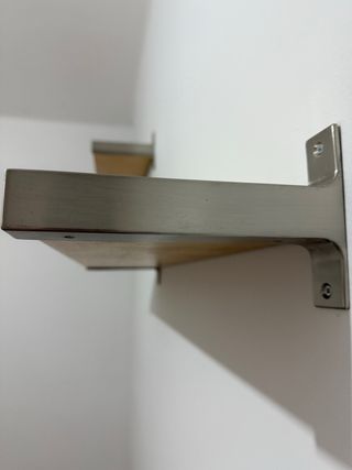 Estanterías madera con soportes metal