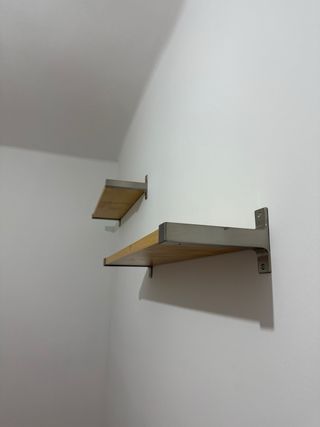 Estanterías madera con soportes metal