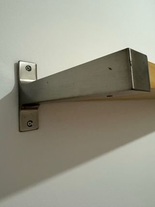 Estanterías madera con soportes metal