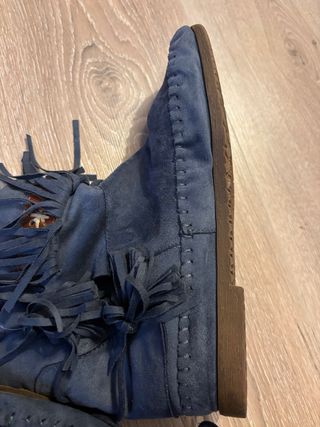 Botines de ante azul con flecos