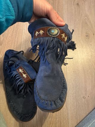 Botines de ante azul con flecos