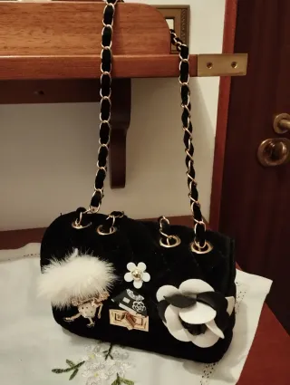 Bellissima borsetta nera con decorazioni