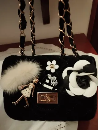 Bellissima borsetta nera con decorazioni