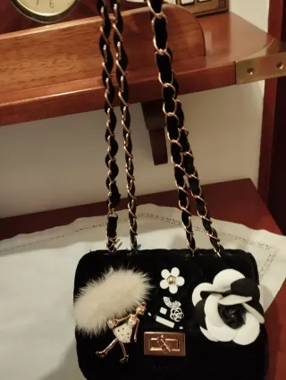 Bellissima borsetta nera con decorazioni