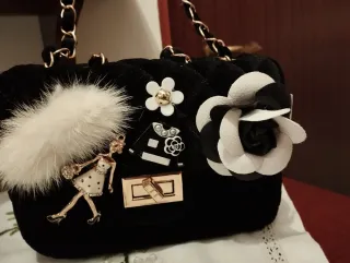 Bellissima borsetta nera con decorazioni