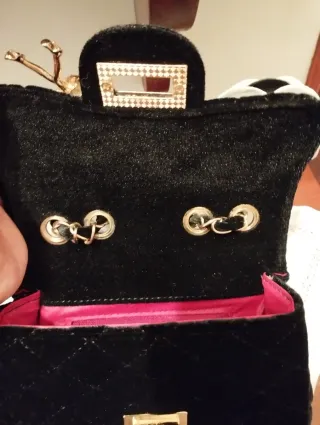 Bellissima borsetta nera con decorazioni