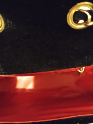 Bellissima borsetta nera con decorazioni