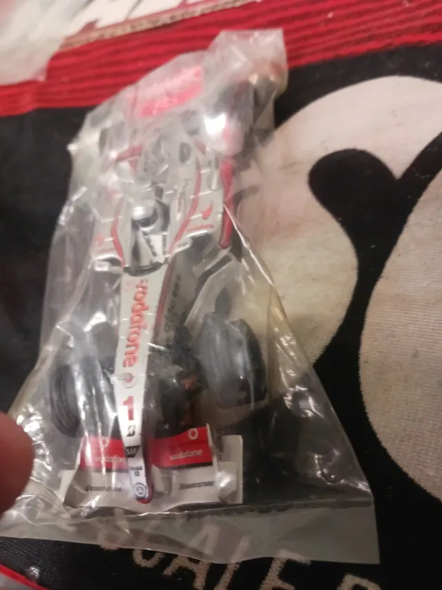 Scalextric Mercedes MP4-21 Vodafone