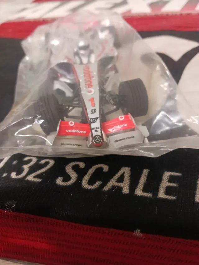Scalextric Mercedes MP4-21 Vodafone