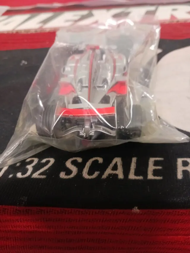 Scalextric Mercedes MP4-21 Vodafone
